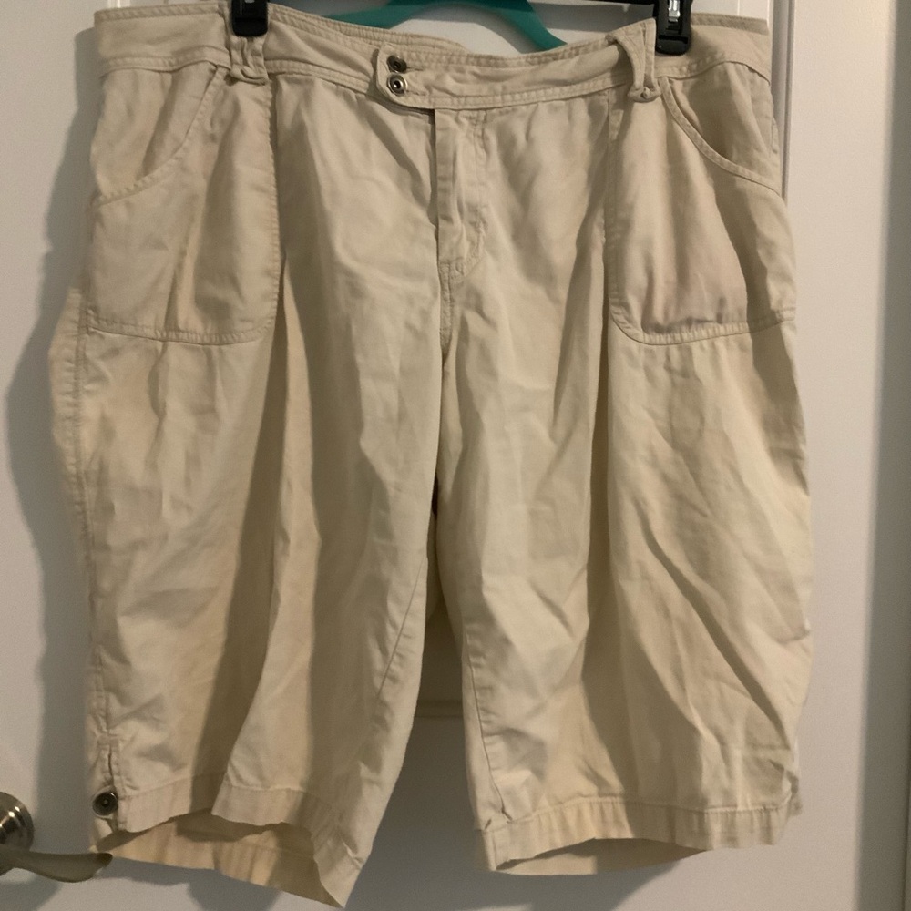 Venezia Women's Cream Capris